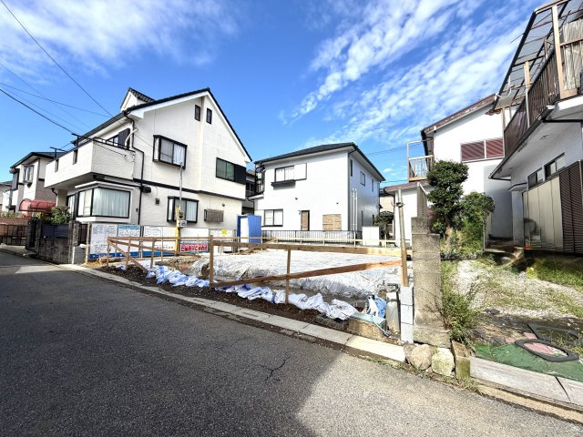 越谷市下間久里１号棟リーブルガーデン　新築戸建の外観|建物の土台となる基礎部分を施工中。確かな技術でコンクリートを打ち込み、強度をしっかり確保します。