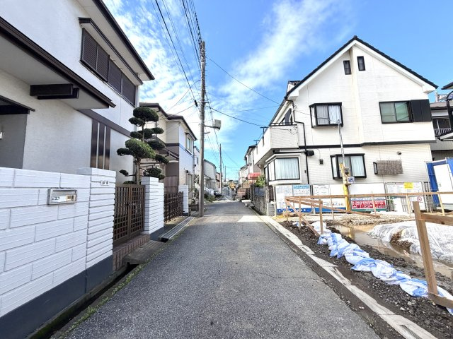 越谷市下間久里１号棟リーブルガーデン　新築戸建の前面道路含む現地写真|敷地前面に十分なスペースがあり車の据え切りも楽々。駐車が苦手な方でも安心して運転できる道路環境です。
