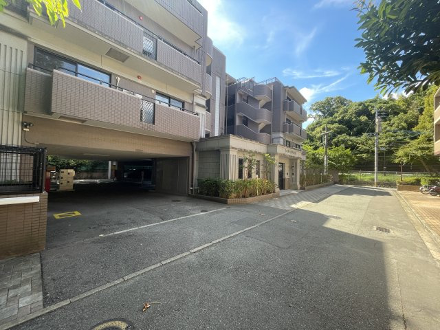 アートウィル赤坂の外観|交通量の少ない前面道路に面してます