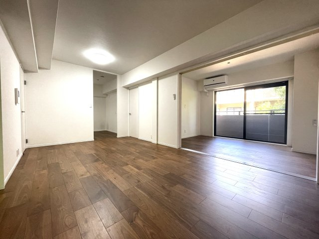 アートウィル赤坂の居間・リビング|隣接する洋室を開放すると広々としたリビングになります