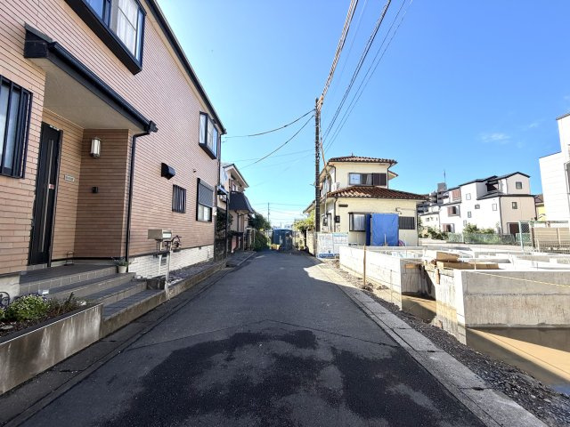 越谷市弥十郎４期１号棟リーブルガーデン　新築戸建の前面道路含む現地写真|敷地前面に十分なスペースがあり車の据え切りも楽々。駐車が苦手な方でも安心して運転できる道路環境です。