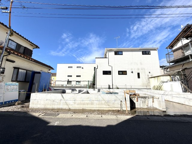越谷市弥十郎４期１号棟リーブルガーデン　新築戸建の外観|耐震基準を満たした強固な基礎構造を構築中。建物全体の安定感を決定づける重要な工程を進めています。