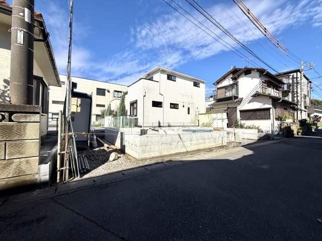 越谷市弥十郎４期１号棟リーブルガーデン　新築戸建の外観|家の骨組みを支える強固な基礎が形になってきました。防湿や耐久対策も万全を期して施工中です。