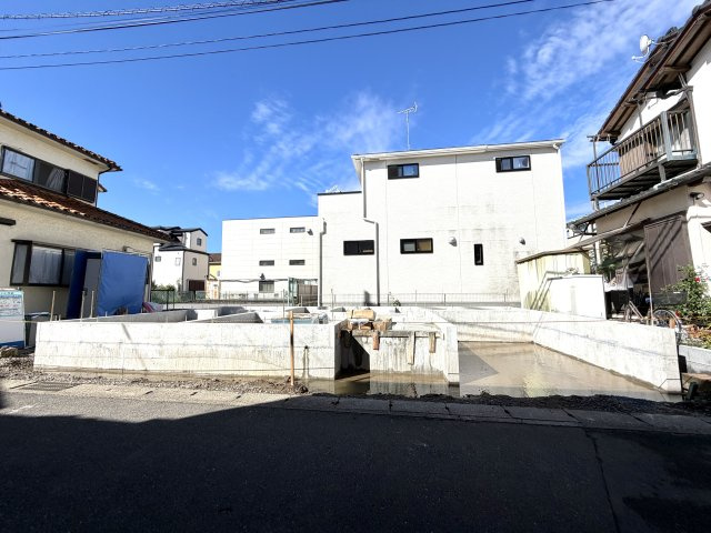 越谷市弥十郎４期１号棟リーブルガーデン　新築戸建の外観|頑丈な建物を創るベタ基礎工事を施工中。完成後は見えなくなる構造の裏側まで丁寧な仕事を徹底しています。