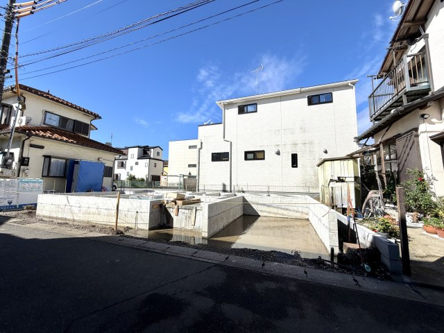 越谷市弥十郎４期１号棟リーブルガーデン　新築戸建の外観|鉄筋が綺麗に組み上げられた基礎工事現場。地震や災害に強い住まいを目指し施工を進めております。