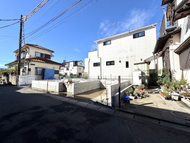 越谷市弥十郎４期１号棟リーブルガーデン　新築戸建の外観|職人の手で着々と進む基礎工事の現場。目に見えない土台から高品質な住まいづくりにこだわっています。