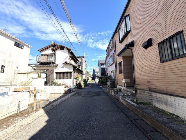 越谷市弥十郎４期１号棟リーブルガーデン　新築戸建の前面道路含む現地写真|わかりやすく整備された前面道路に面した敷地。周辺は静かな住宅街で、日々の暮らしが穏やかに営めます。