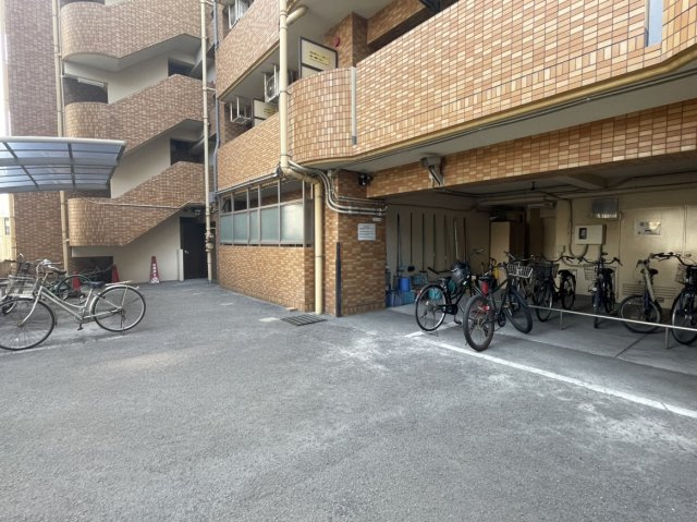 ライオンズマンション交通局前の駐車場