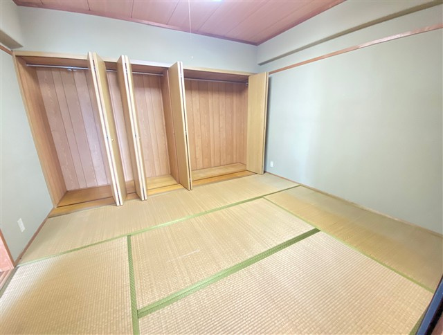 「全居室6帖以上の最上階4LDK」高知市稲荷町　セルヴィ21知寄町14階　中古マンションの和室|和室には大容量の折り戸のクローゼットがあり、家族の荷物もたっぷり収納することができます♪