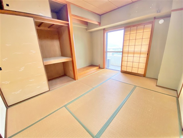 「全居室6帖以上の最上階4LDK」高知市稲荷町　セルヴィ21知寄町14階　中古マンションの和室|自然光が差し込み落ち着いた雰囲気の和室♪こちらは押し入れ付き。