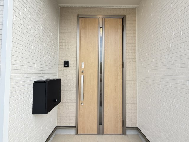 糸満市名城　第1（全2棟）の玄関|※同施工会社写真です 