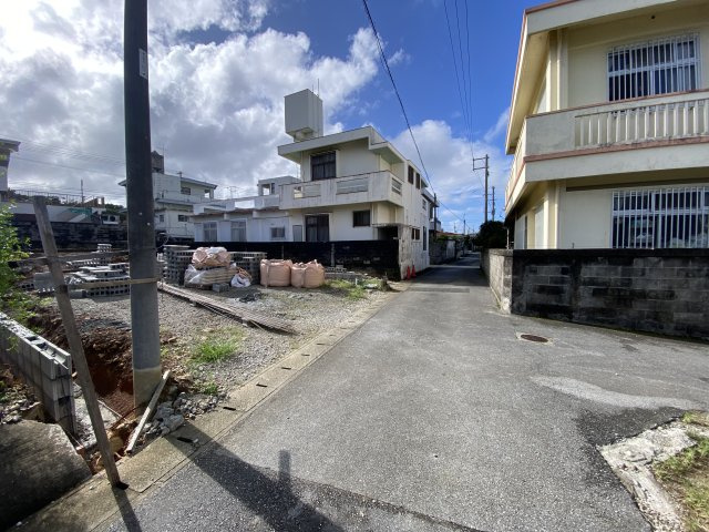 糸満市名城　第1（全2棟）の前面道路含む現地写真|西側公道3.9ｍ♪