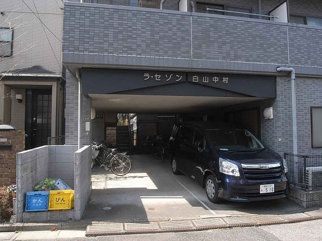 ラ・セゾン白山のエントランス