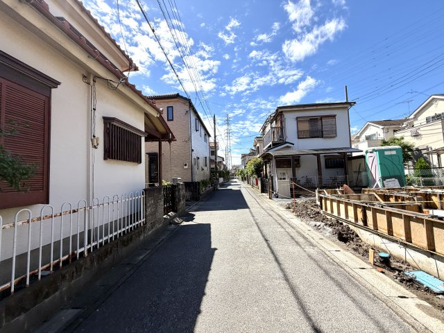 越谷市大林１号棟　新築戸建の前面道路含む現地写真|前面道路から直感的に敷地へアクセスできるわかりやすい配置。車の出入りや荷物の搬入もスムーズです。