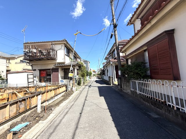 越谷市大林１号棟　新築戸建の前面道路含む現地写真|整然とした道路に面した好立地。前面が拓けているため日差しがしっかり届き、開放感もしっかり感じられます。