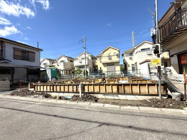 越谷市大林１号棟　新築戸建の外観|コンクリート打設が完了した綺麗な基礎部分。ここから柱が立ち上がり、立体的な形へと変化していきます。