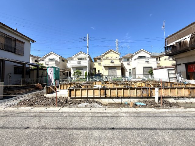 越谷市大林１号棟　新築戸建の外観|水平と強度の精度を保ちながら丁寧に行う基礎工事。これからの施工工程も安全第一で進めてまいります。