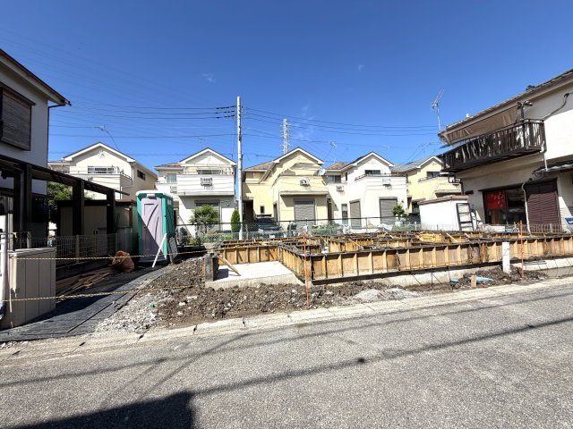 越谷市大林１号棟　新築戸建の外観|丁寧に仕上げられたコンクリート基礎。見えなくなる部分だからこそ丁寧な施工と品質管理に自信があります。