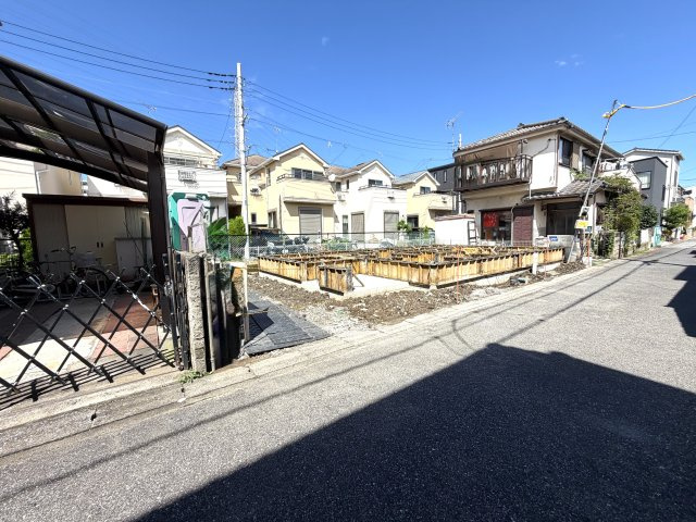 越谷市大林１号棟　新築戸建の外観|頑丈な建物を創るベタ基礎工事を施工中。完成後は見えなくなる構造の裏側まで丁寧な仕事を徹底しています。