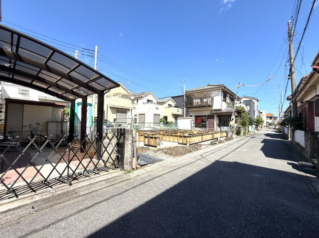 越谷市大林１号棟　新築戸建の外観|職人の手で着々と進む基礎工事の現場。目に見えない土台から高品質な住まいづくりにこだわっています。