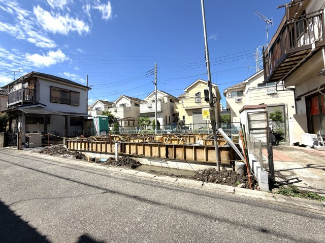 越谷市大林１号棟　新築戸建の外観|建物の土台となる基礎部分を施工中。確かな技術でコンクリートを打ち込み、強度をしっかり確保します。