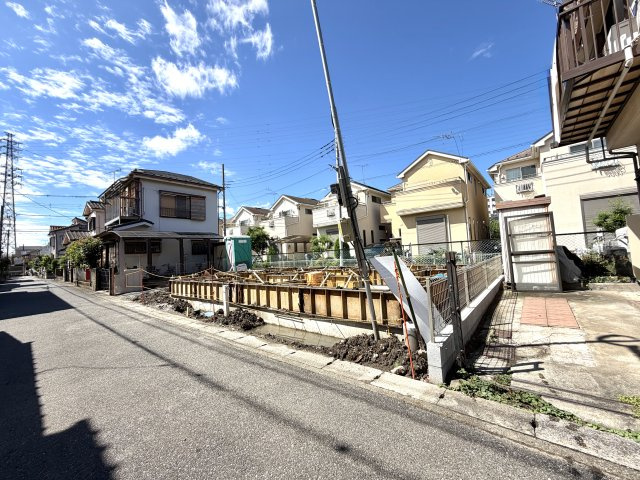 越谷市大林１号棟　新築戸建の外観|耐震基準を満たした強固な基礎構造を構築中。建物全体の安定感を決定づける重要な工程を進めています。