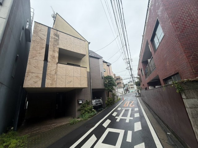 港区西麻布　建築条件なし売地の前面道路含む現地写真