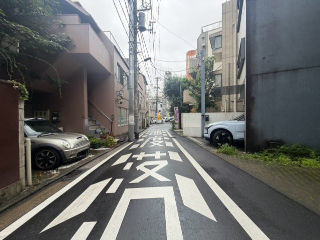 港区西麻布　建築条件なし売地の前面道路含む現地写真