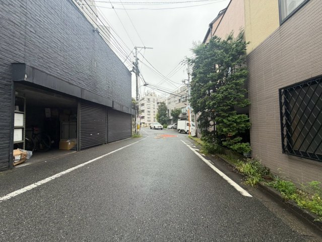 港区西麻布　建築条件なし売地の前面道路含む現地写真