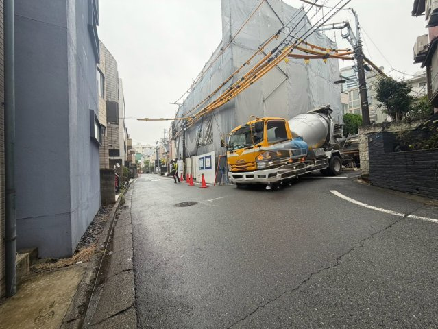 港区西麻布　建築条件なし売地の前面道路含む現地写真