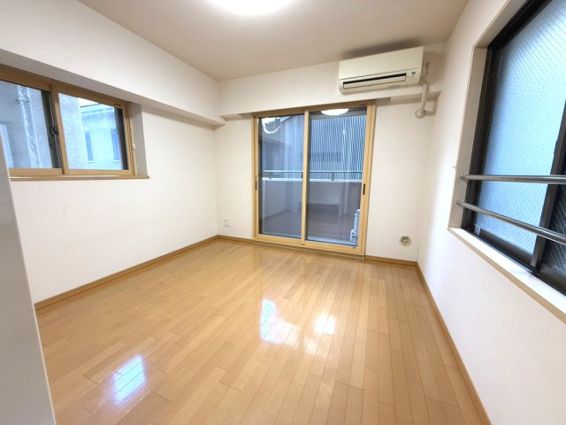 グラビスコート三条堺町の居間・リビング|使いやすいリビングです