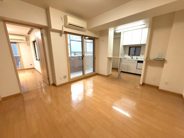 グラビスコート三条堺町の居間・リビング|バルコニーからの眺めを楽しみながら食事をしませんか