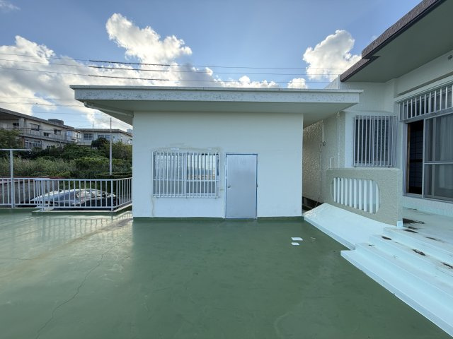 うるま市具志川　オーシャンビューの外観|屋上に倉庫♪