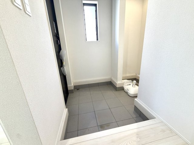 越谷市下間久里２０期１号棟グラファーレ　新築戸建の玄関|明るく開放的な玄関アプローチ。段差も少なくスムーズに出入りが可能です。