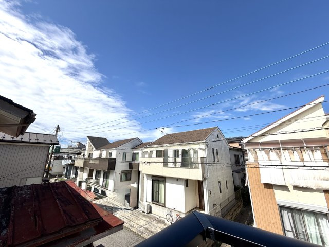 越谷市下間久里２０期１号棟グラファーレ　新築戸建の展望|抜け感のある景色が魅力的なロケーション。室内からの視線も遠くまで通り開放的です。