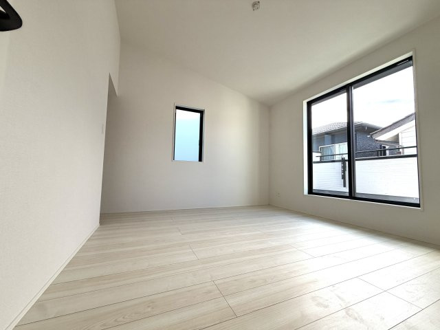 越谷市下間久里２０期１号棟グラファーレ　新築戸建の洋室|木目の温もりが感じられるフローリング仕様。素足でも心地よく過ごせる快適な居室空間です。