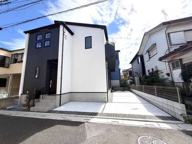 越谷市下間久里２０期１号棟グラファーレ　新築戸建の外観|陽光をたっぷり取り込める窓配置が特徴的な外観。機能性と美しさを併せ持ったデザインです。