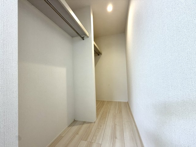 越谷市下間久里２０期１号棟グラファーレ　新築戸建の収納|鞄や帽子などの小物類も棚に並べておしゃれに収納可能。自分だけの小さな衣裳部屋として活躍します。