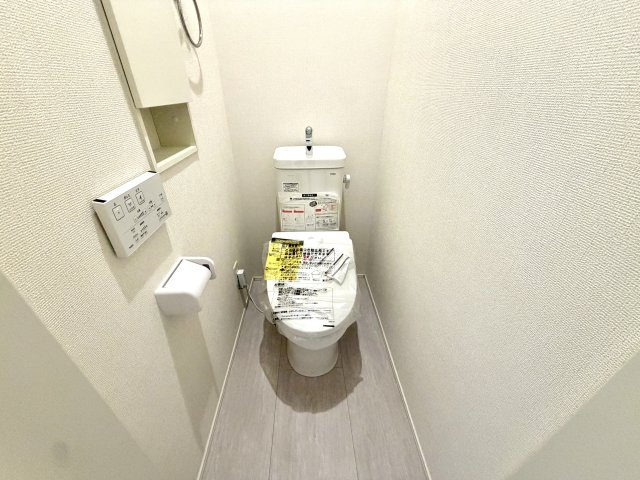 越谷市下間久里２０期１号棟グラファーレ　新築戸建のトイレ|階ごとにトイレを備えた安心のレイアウト。2世帯での居住やテレワーク中の利用にも大変重宝します。