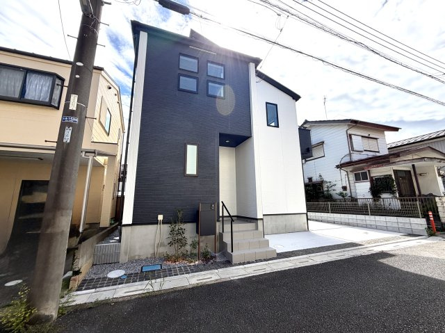 越谷市下間久里２０期１号棟グラファーレ　新築戸建の外観|直線的なフォルムが現代的なスタイリッシュ外観。洗練された都会的な印象を与えてくれます。