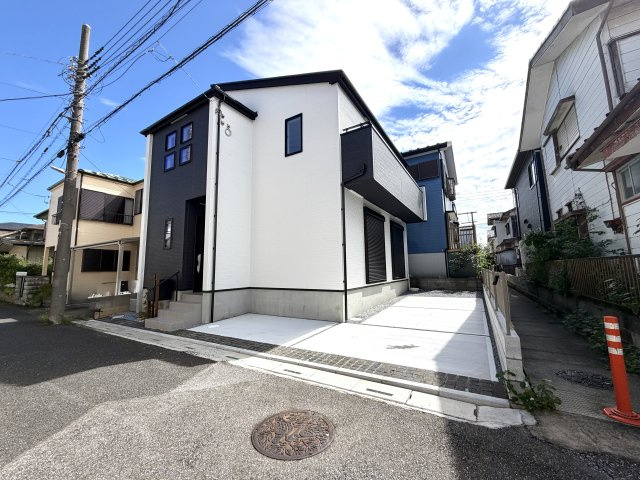越谷市下間久里２０期１号棟グラファーレ　新築戸建の外観|アクセントカラーがおしゃれな印象的な外観。通りからの目を引く洗練された佇まいです。