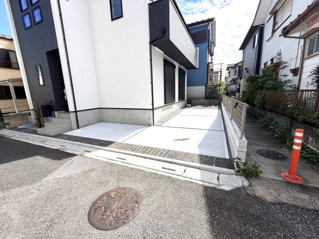 越谷市下間久里２０期１号棟グラファーレ　新築戸建の駐車場|家族のライフスタイルの変化に合わせて柔軟に使える2台分の駐車エリア。来客時も安心してお出迎えできます。