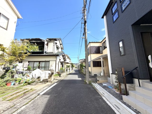 越谷市下間久里２０期１号棟グラファーレ　新築戸建の前面道路含む現地写真|前面道路は主に近隣住民が利用するため交通量が抑えめ。静かな生活環境と車通りの少なさが大きな魅力です。