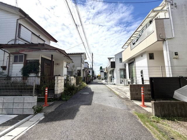 越谷市下間久里２０期１号棟グラファーレ　新築戸建の前面道路含む現地写真|整然とした道路に面した好立地。前面が拓けているため日差しがしっかり届き、開放感もしっかり感じられます。