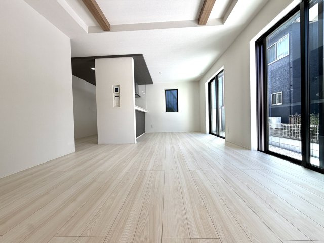 越谷市下間久里２０期１号棟グラファーレ　新築戸建の居間・リビング|通気性が良く爽やかな風が通り抜けるリビング。一年中快適で健康的な暮らしをサポートします。