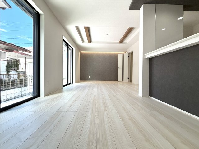 越谷市下間久里２０期１号棟グラファーレ　新築戸建の居間・リビング|1日を通して柔らかな自然光が広がるリビング。お好みの家具で自分好みの空間づくりが楽しめます。