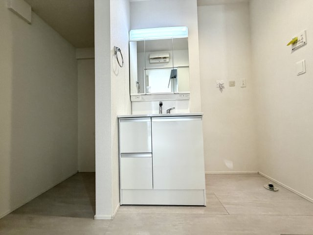 越谷市下間久里２０期１号棟グラファーレ　新築戸建の独立洗面台|シンプルで洗練されたデザインが魅力の洗面台。サニタリールーム全体を上品な印象に引き立てます。