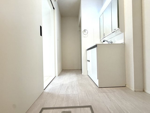 越谷市下間久里２０期１号棟グラファーレ　新築戸建の脱衣所|浴室から出た後もゆったり寛げるスペース。脱衣スペースと洗面スペースのメリハリが効いています。