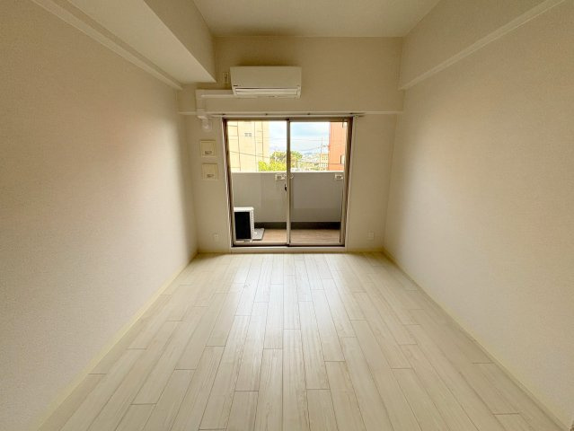 エスリード新大阪ヴェルデの洋室