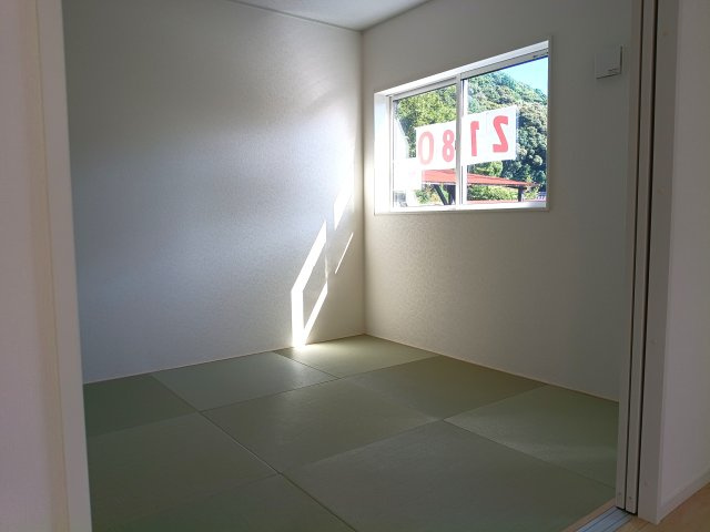 クレイドルガーデン山口市天花 第3　2号棟の和室|LDK横の和室です